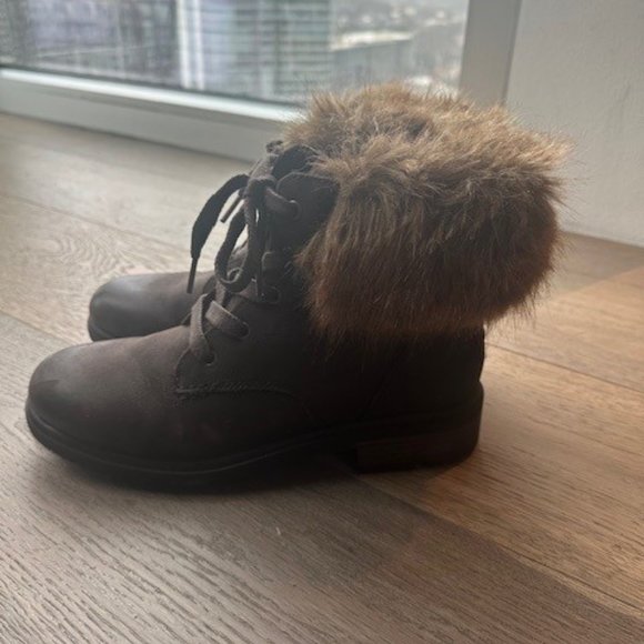 COPY - UGG Faux Fur Snow Boots - Worn Once - Size 9 - Picture 3 of 6